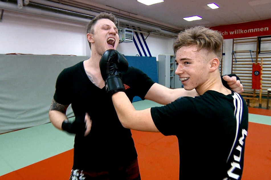 In der ersten Folge ging für Noah ein Traum in Erfüllung. Er durfte mit Kickbox-Weltmeister Michael Smolik (29, l.) trainieren.