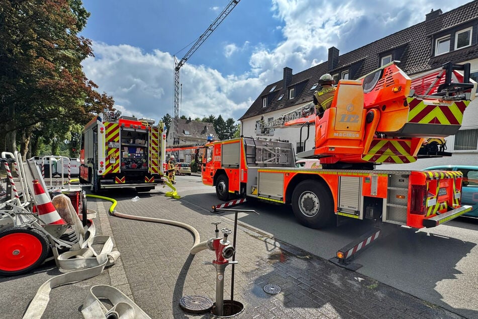 Die Solinger Feuerwehr rückte am Freitagnachmittag unter anderem mit einer Drehleiter in die Sedanstraße aus.