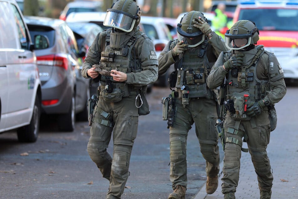 Die Retter riefen Spezialkräfte der Polizei zur Unterstützung.