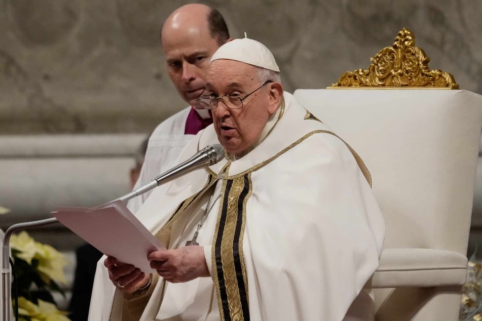 Papst Franziskus (87) nimmt an der Christmette im Petersdom im Vatikan teil.