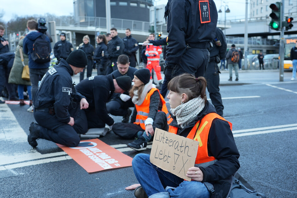 An einer Hauptverkehrsstraße am Mainzer Hauptbahnhof klebten sich Klimaaktivisten der "Letzten Generation" auf den Asphalt.