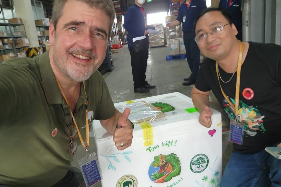 Prof. Dr. Thomas Ziegler, Aquariumskurator Kölner Zoo, nimmt die Tiere am Flughafen Hanoi, Vietnam, entgegen.