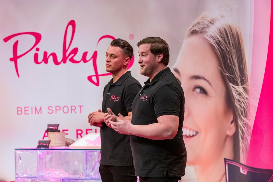 André und Eugen (beide 32) halten ihre "Pinky Gloves" für eine gute Idee.