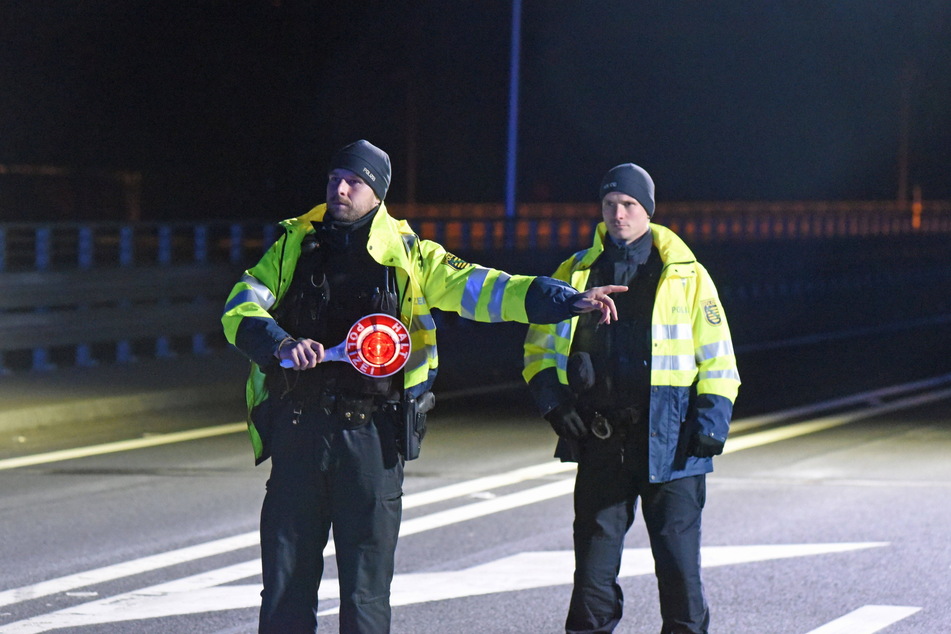 Eine mobile Polizei-Kontrolle im sächsischen Grenzgebiet - Sachsens Wirtschaft plädiert für die Beibehaltung dieser Kontrollform und warnt vor stationären Grenzkontrollen.