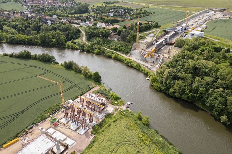 Blick auf die Baustelle der Saalebrücke der A143. Das 968 Meter lange Bauwerk ist das längste auf dem knapp 13 Kilometer langen Nordabschnitt der Autobahn.