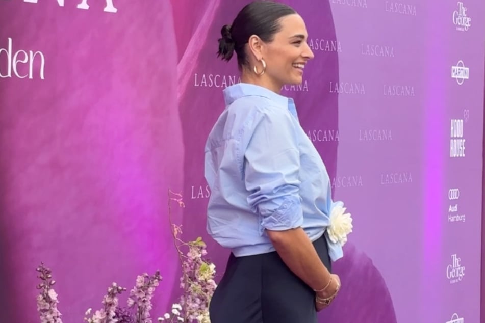 Amira Aly (33) präsentierte ihren Babybauch auf dem lila Teppich. Die Moderatorin kam allerdings ohne ihren Partner Christian Düren (35).