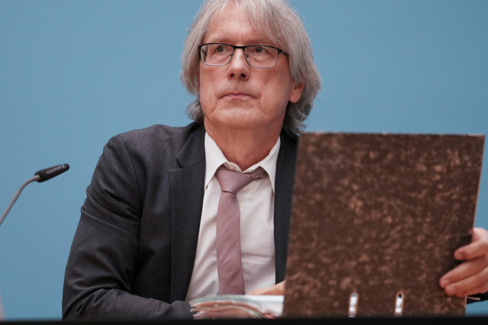 Matthias Kollatz (62, SPD) öffnet in der Senats-Pressekonferenz seinen Aktenordner.