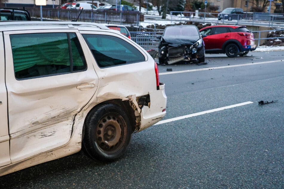 Drei Autos wurden bei dem Unfall stark beschädigt.