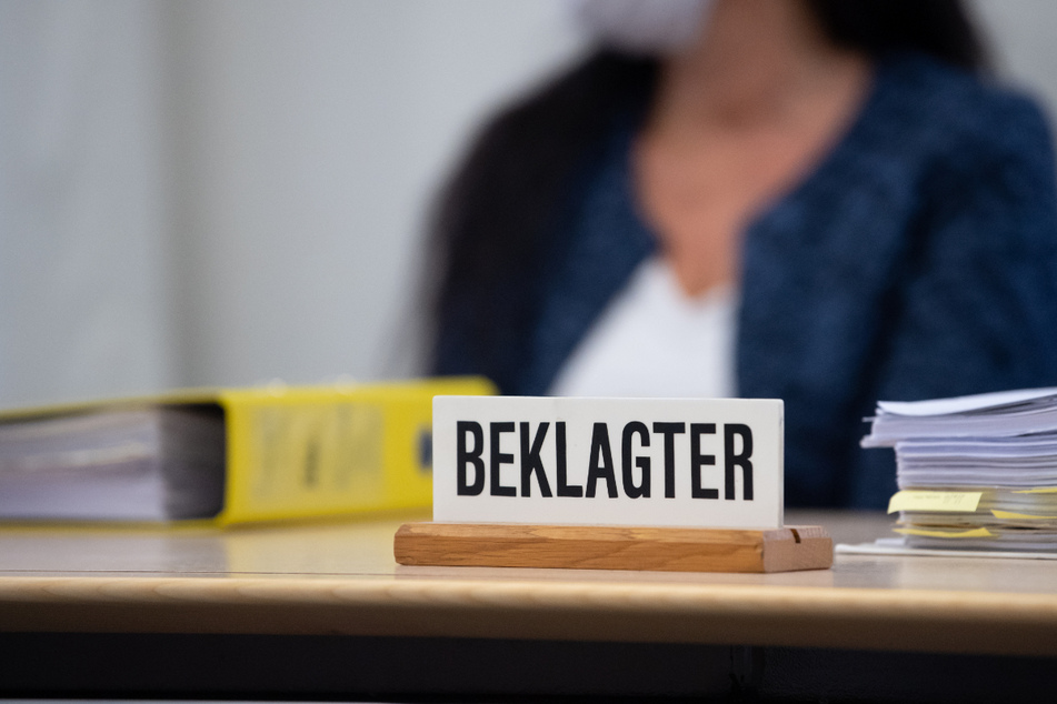 Die mittlerweile verurteilte Heilpraktikerin sitzt vor Prozessbeginn im Oberlandesgericht im Sitzungssaal auf ihrem Platz. (Archiv)