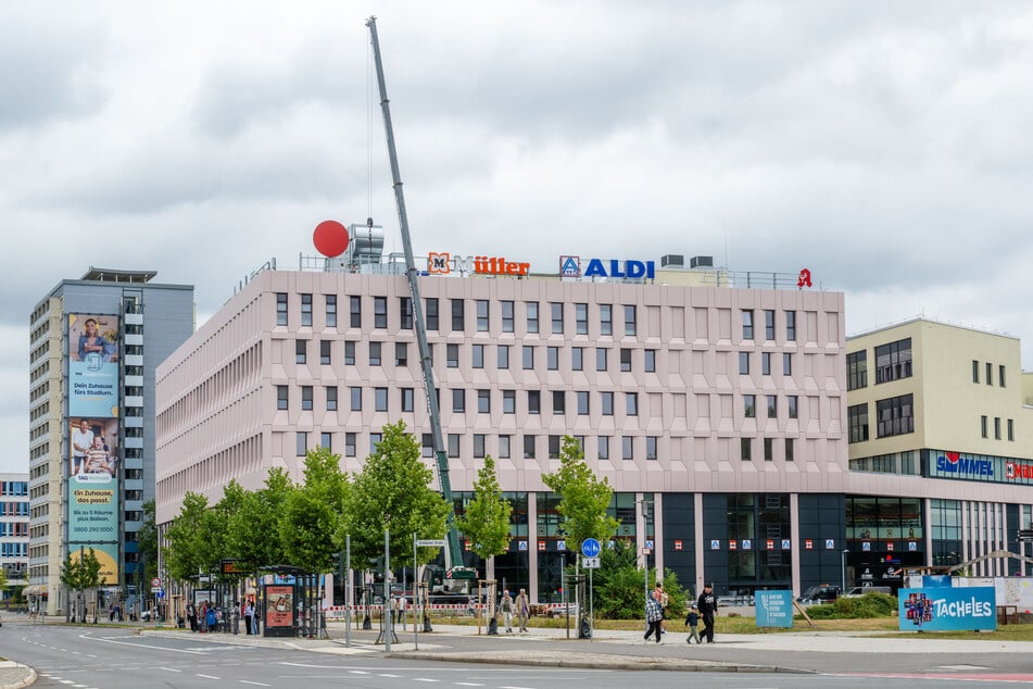 Die Reklame auf dem Simmel-Gebäude wird derzeit neu installiert.