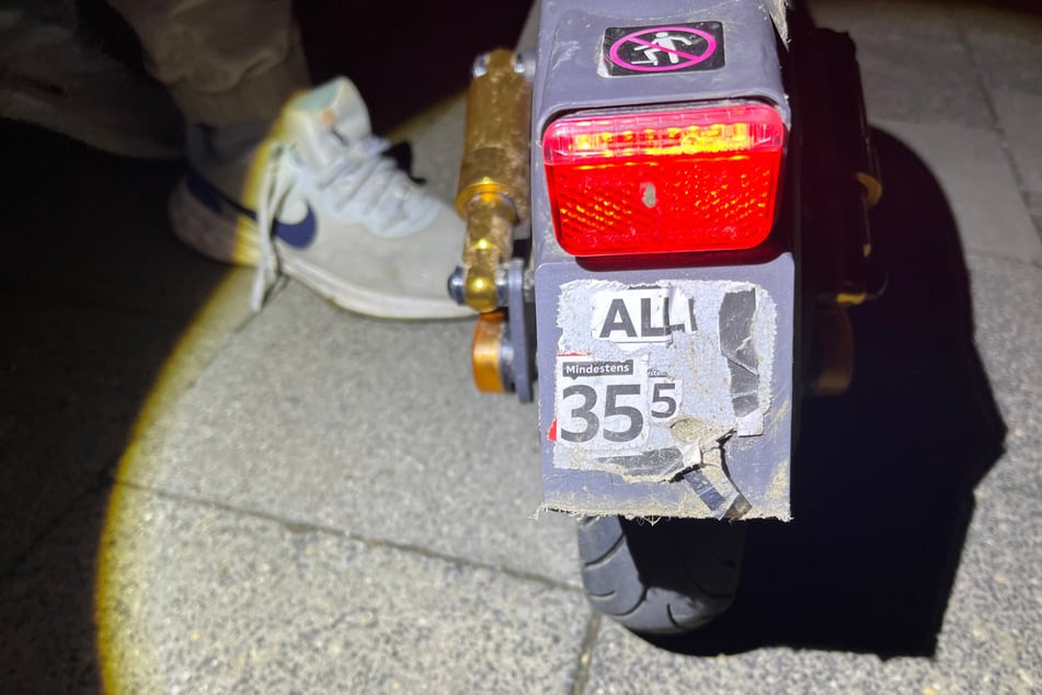 Die Polizei stoppte in der Nacht auf Mittwoch einen E-Scooter mit selbst gebasteltem Kennzeichen.