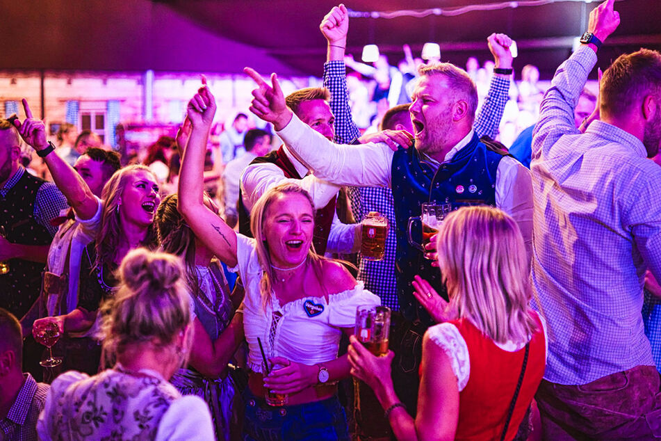 Ob im Wooosn-Zelt oder später im Wooosn-Club, bringt die Tanzfläche zum Beben und kostet den Abend richtig aus.