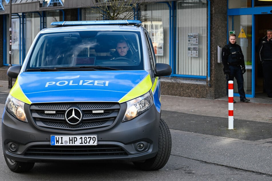 Für mehrere Stunden waren die Ordnungshüter vor der Bankfiliale im Einsatz.