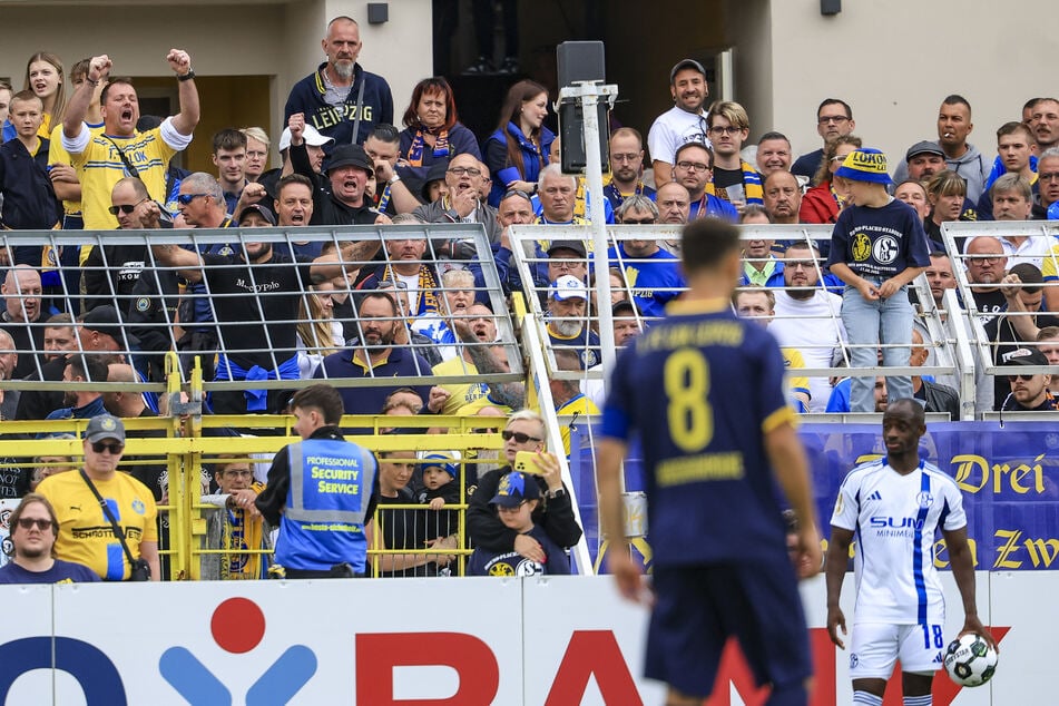 Schalkes Christopher Antwi-Adjei (31, r.) wurde beim Spiel gegen Lok Leipzig von mindestens einem Fan rassistisch beleidigt.