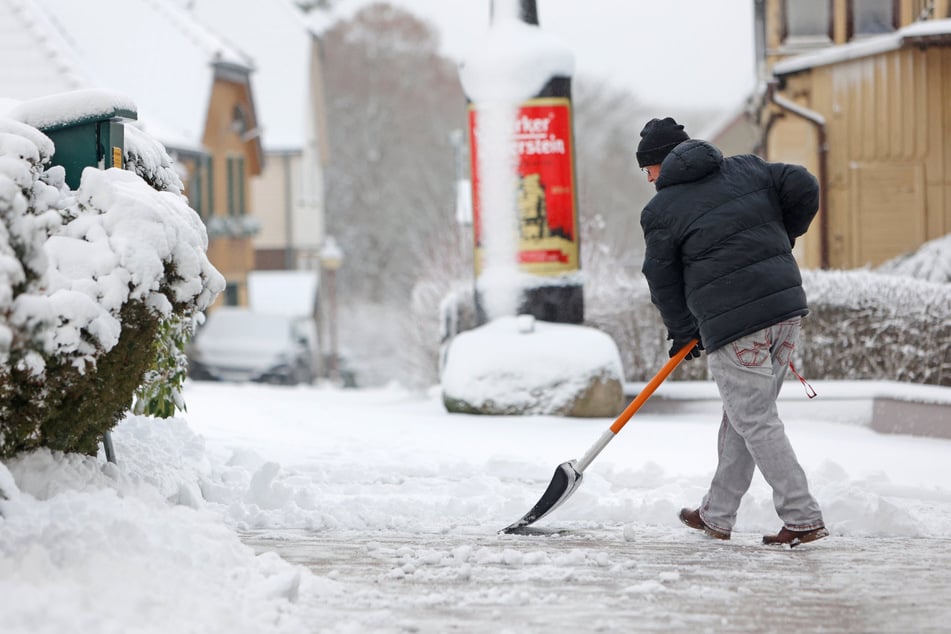 In Teilen Sachsen-Anhalts müssen in den kommenden Tagen wieder die Schneeschieber rausgeholt werden. (Symbolbild)