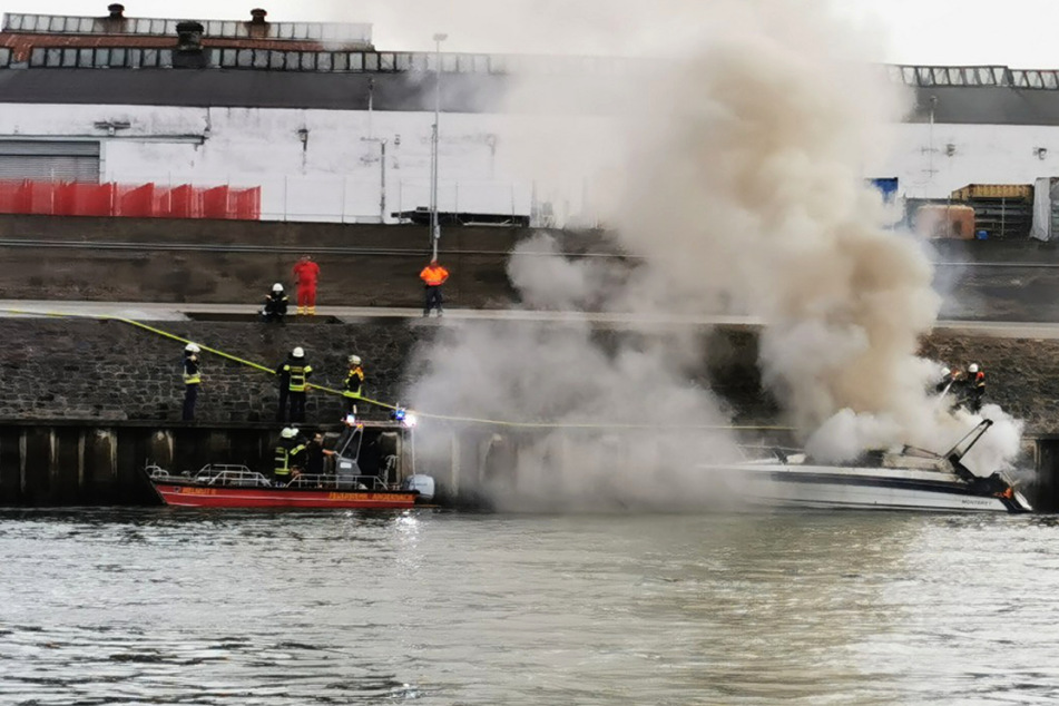Die Feuerwehrleute brachten das Sportboot in den Andernacher Hafen, wo es dann von Land aus gelöscht werden konnte.
