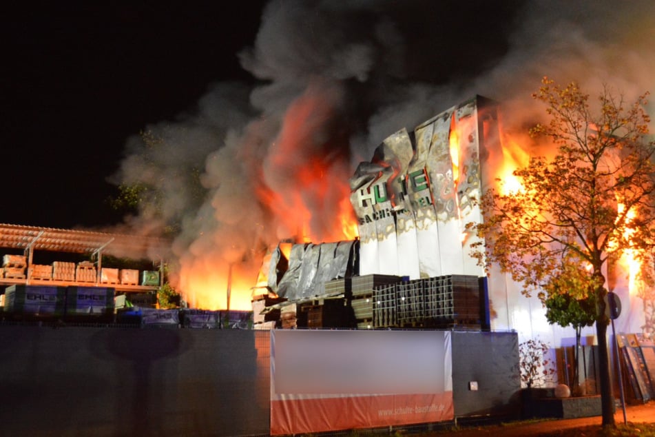 Seit den frühen Morgenstunden brennt eine Lagerhalle in Kronberg im Taunus. Etwa 100 Feuerwehrleute sind im Einsatz.