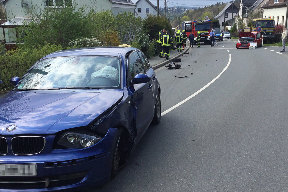 Auf der B173 kam es am Dienstagnachmittag zu einem schweren Unfall: Ein BMW kollidierte mit einem Skoda.