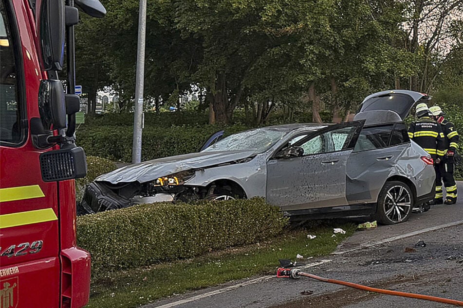 BMW kracht in Grünstreifen: Fahrer muss über Heckklappe geborgen werden