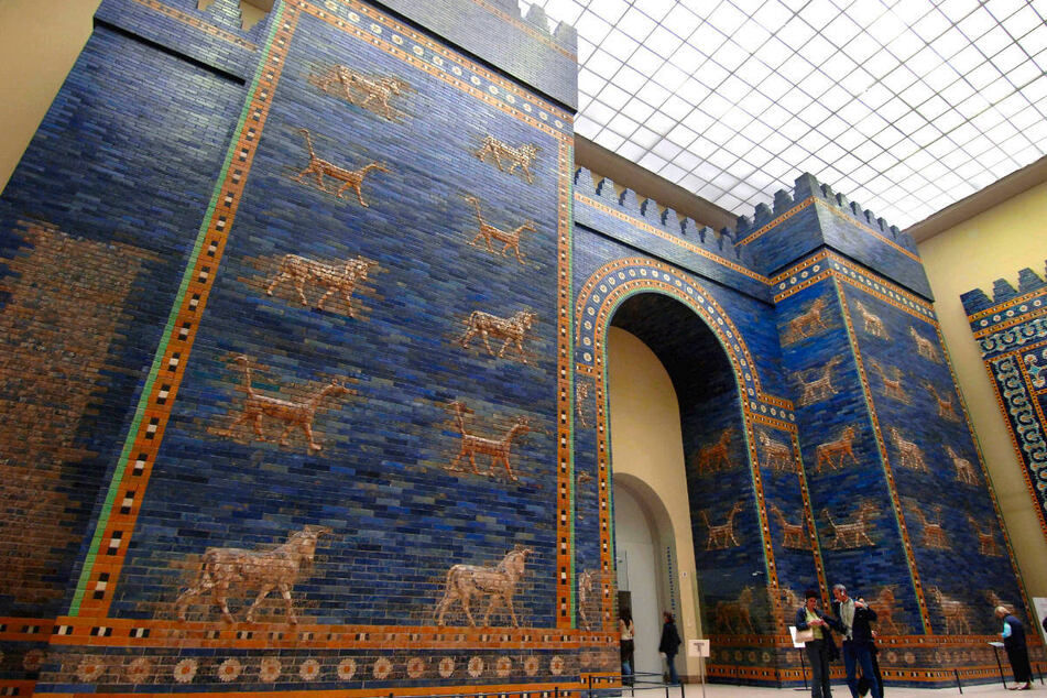 Neben dem berühmten Pergamonaltar ist das Ischtar-Tor mit seiner markanten blauen Farbe eines der Wahrzeichen des Pergamonmuseums.