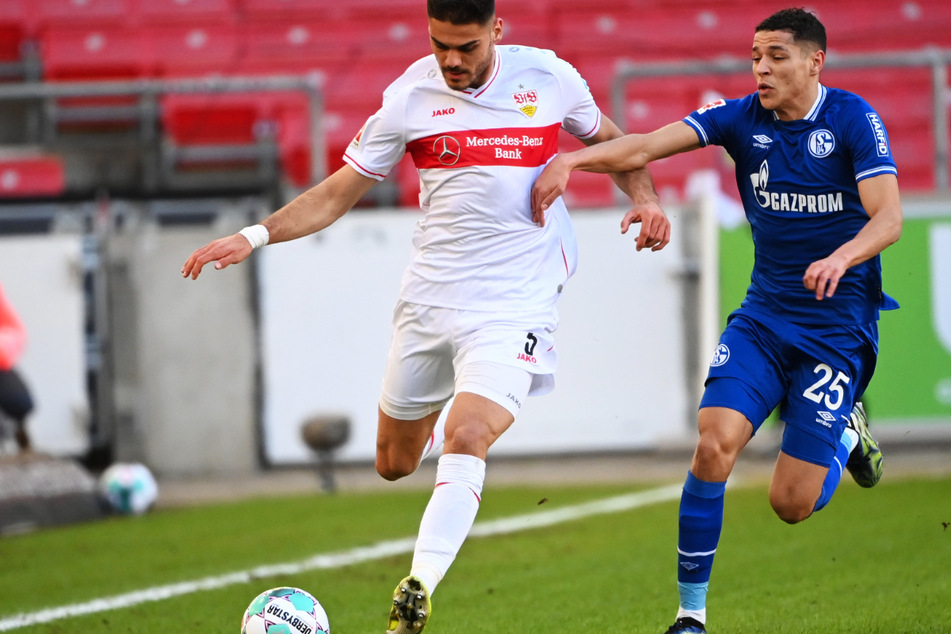 Amine Harit (r.) hat gegen VfB-Abwehrmann Konstantinos Mavropanos das Nachsehen.