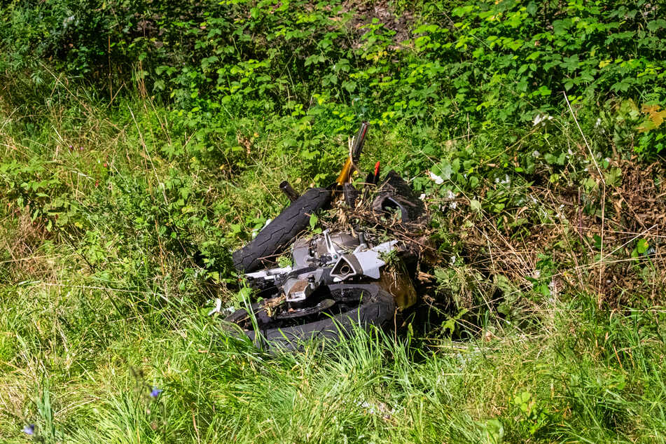 Ein 26-jähriger Mann verlor infolge eines Motorradunfalls auf der B54 (Rheingau-Taunus-Kreis) am Mittwochabend sein Leben.
