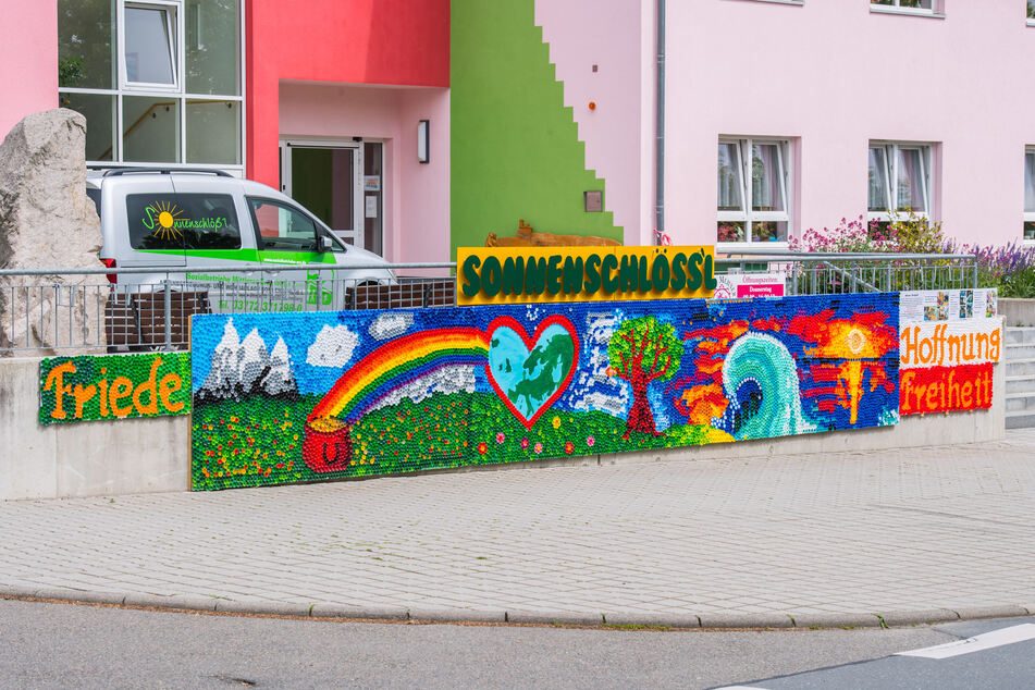 Vor dem "Sonnenschöß'l" in Schneeberg hängt ein Kunstwerk, das aus 14.000 Drehverschlüssen gefertigt wurde.