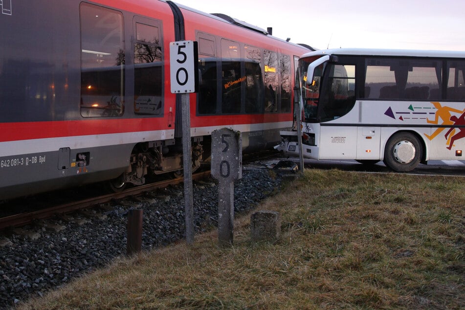 Der Bus krachte in die Seite des Zuges.