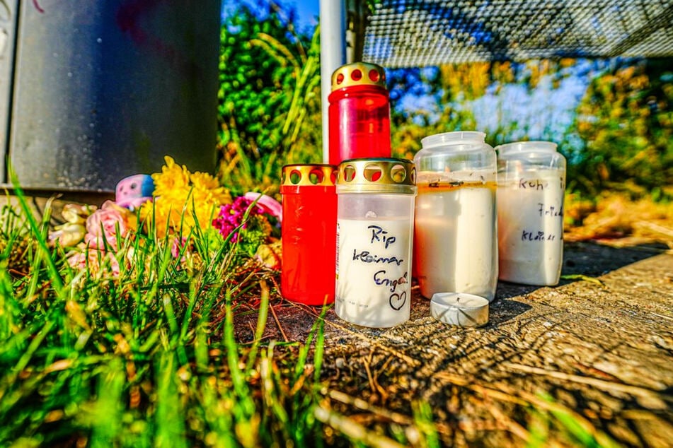 An der Fundstelle des toten Babys wurden Kerzen aufgestellt.