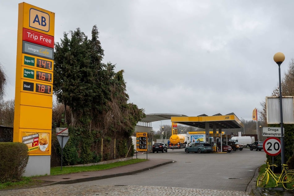 Sowohl Diesel als auch Benzin sind fast 60 Cent günstiger als an deutschen Tankstellen.