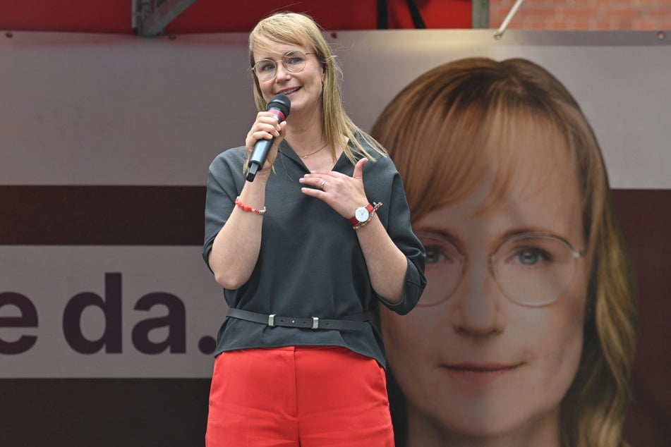 Linken-Fraktionschefin Eva von Angern (49) kündigt unter anderem einen ostdeutschen Zukunftsgipfel für November an. (Archivbild)