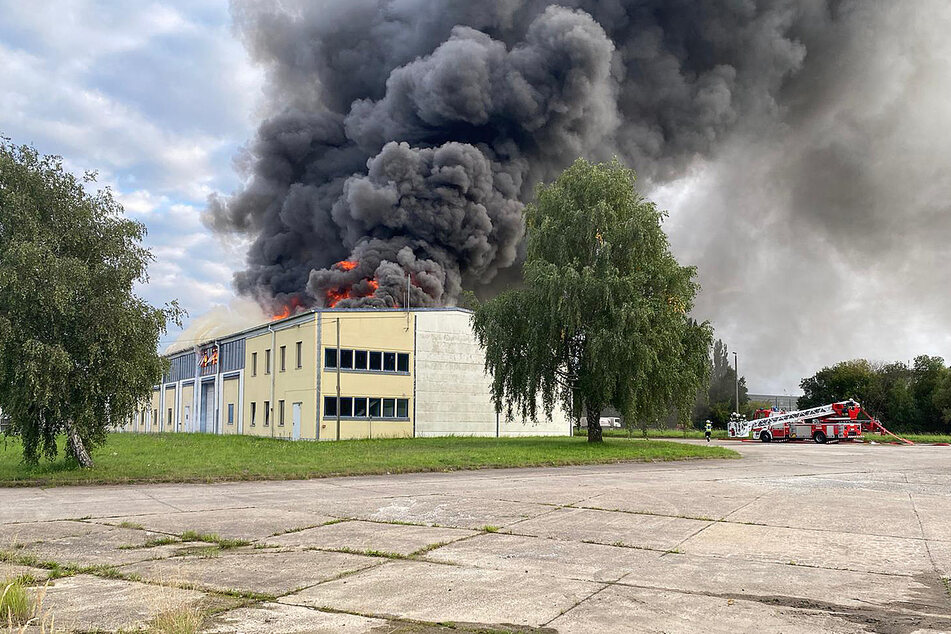 Eine dunkle Rauchwolke steigt über dem Gebäude auf.