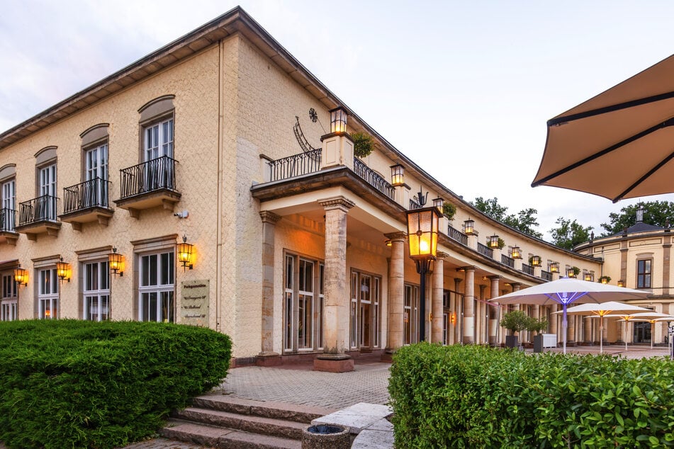 Direkt am Schloss und in der Nähe gibt es Parkplätze. Die Location ist aber auch mit Straßenbahn und S-Bahn gut erreichbar.
