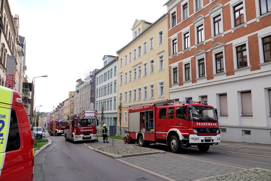 Feuerwehreinsatz auf in der Zietenstraße in Chemnitz: Ein Kellerabteil eines Mehrfamilienhauses war in Brand geraten.