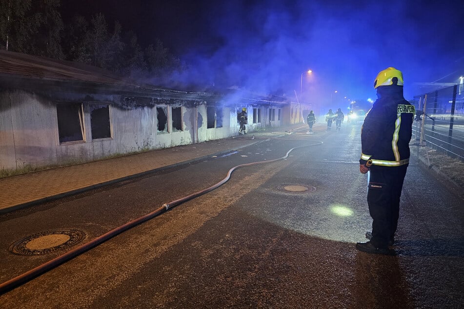 Feuerwehreinsatz in der Büttenstraße in Zwickau: Im ehemaligen Wohn- und Sozialhaus "Zum Regenbogen" brannte es.
