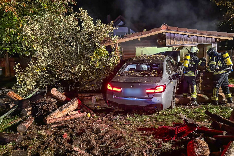 Der BMW raste durch den Garten und kracht schließlich in die dortige Gartenhütte.