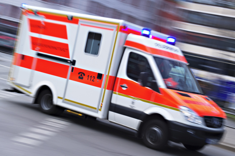 Die Rettungskräfte brachten den Senior in eine Klinik. (Symbolbild)