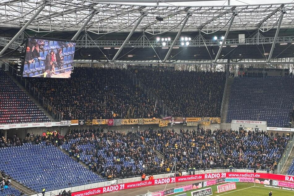 Der Auswärtsblock ist bereits gut gefüllt.