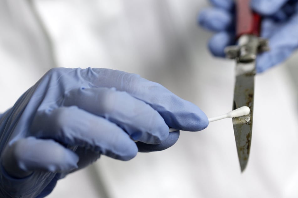 Anhand der DNA kann man bereits Alter, Haut-, Haar- und Augenfarbe eines möglichen Täters überprüfen. Nun soll der nächste Schritt folgen.