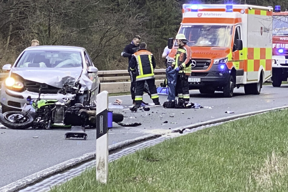 Eine Motorradfahrerin ist frontal mit einem Auto zusammengestoßen.
