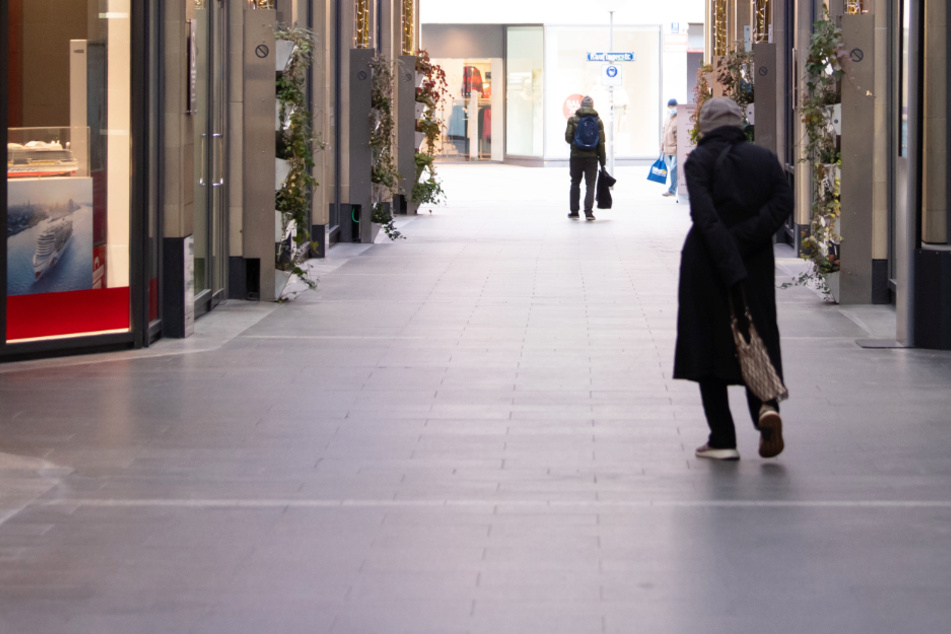Nur wenige Passanten sind in der Innenstadt von München unterwegs.