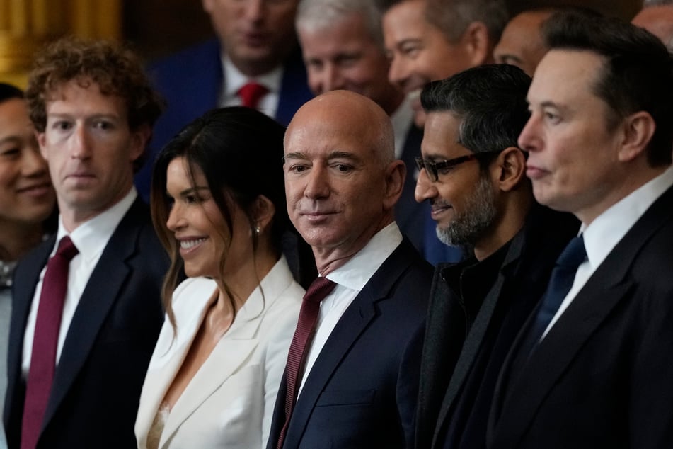 Goście, w tym Mark Zuckerberg (40), Jeff Bezos (61), Sundar Pichai (52) i Elon Musk (53), przybywają do Rotundy Kapitolu USA w Waszyngtonie przed 60. inauguracją prezydencką.