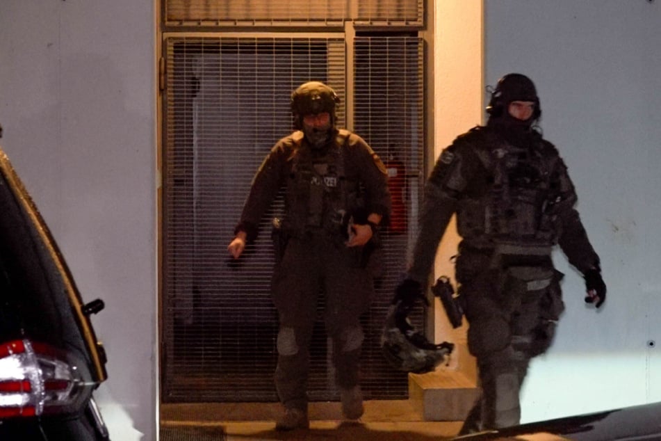 Spezialkräfte der Polizei verhafteten den Tatverdächtigen am Sonntagabend in Regensburg.