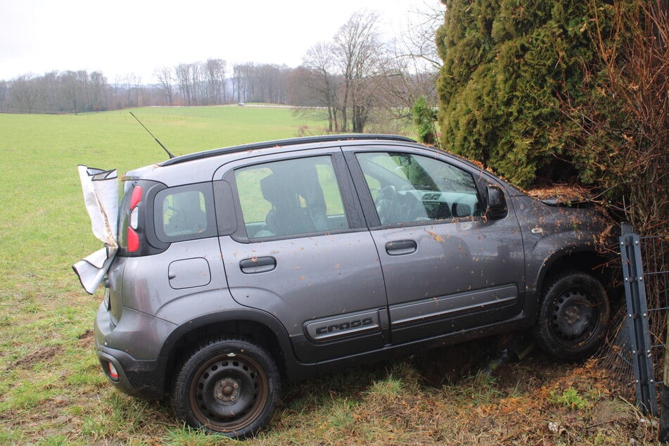 Ein 62-Jähriger ist in Overath gegen einen Strommast gekracht. Es besteht Lebensgefahr.