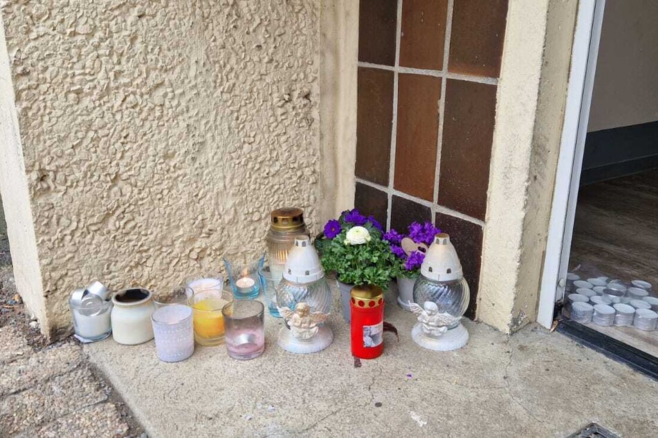 Kerzen vor dem Hauseingang wurden für die zwei Getöteten aufgestellt.