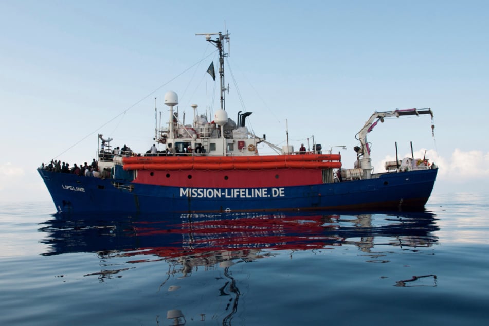 Seit 2016 setzt sich die Dresdner Hilfsorganisation "Mission Lifeline" für die Rettung von Menschen in Seenot im Mittelmeer ein. (Archivbild)