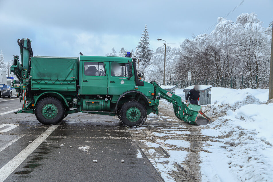 Schneeschippen am Grenzübergang: Die Bundespolizei bereitet sich in Reitzenhain auf die Grenzschließung vor.