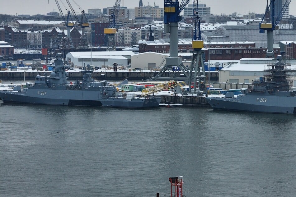 Am Montagnachmittag wurde eine Person auf einer Korvette der Marine im Hamburger Hafen reanimiert.