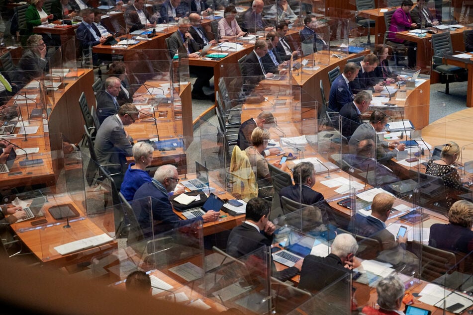 Einen Tag vor den nächsten Bund-Länder-Gesprächen debattiert der NRW-Landtag am Dienstag in einer Sondersitzung über den weiteren Kurs in der Corona-Pandemie.