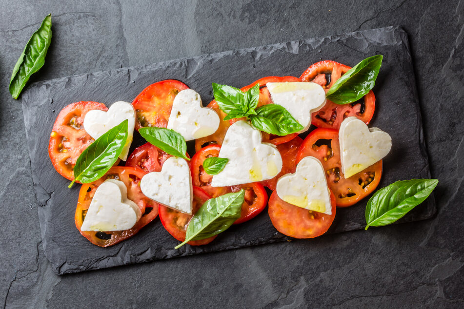 Caprese Salat, die italienische Vorspeise aus Tomaten und Mozzarella, lässt sich gut vorbereiten.